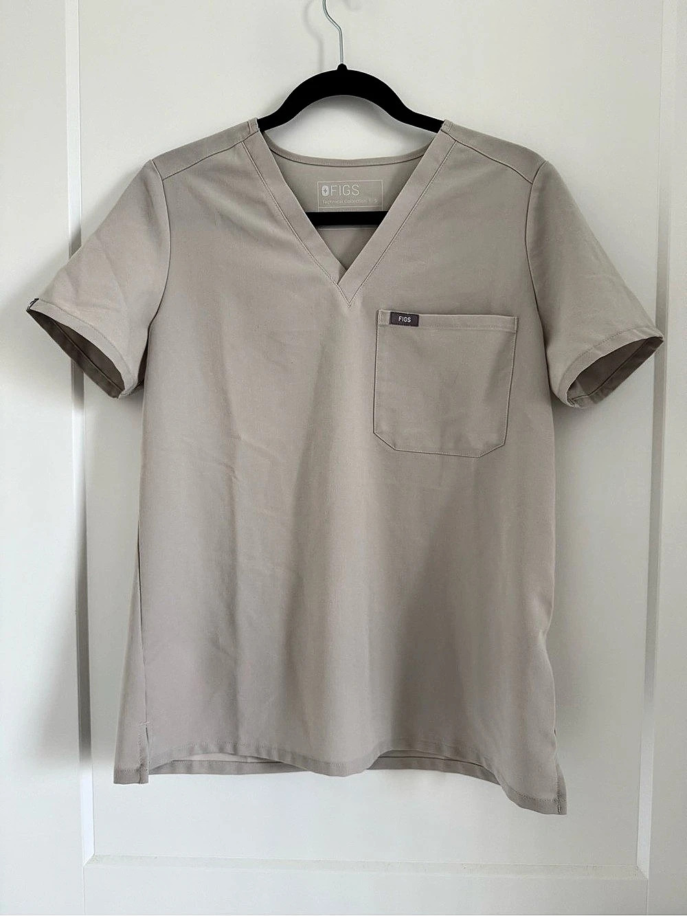 FIGS Catarina One-Pocket Scrub Top in Bone (Size S)